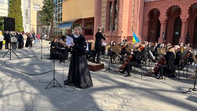 В Ужгороді академічний симфонічний оркестр провів благодійний концерт на підтримку військових В Ужгороді академічний симфонічний оркестр провів благодійний концерт на підтримку військових