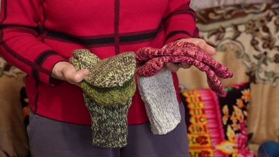 "Коли в’яжу, думаю, щоб хлопцям було тепло". Дві кропивницькі пенсіонерки понад 10 років в’яжуть шкарпетки військовим