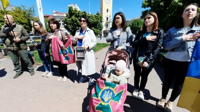 Хмельничани співали гімн під час акції у підтримку військовополонених. 12.05.2023 рік. Хмельничани співали гімн під час акції у підтримку військовополонених. 12.05.2023 рік.