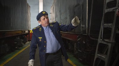 Машиніст Степан Крижанівський показує паровоз Машиніст Степан Крижанівський показує паровоз