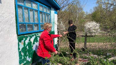 Волонтери впорядковують подвір'я Волонтери впорядковують подвір'я