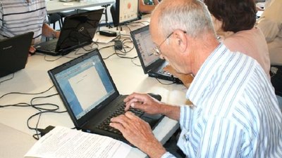 Чоловік працює за ноутбуком