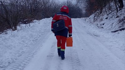 На Закарпатті медики 1,5 км транспортували пацієнтку до "швидкої" на санчатах