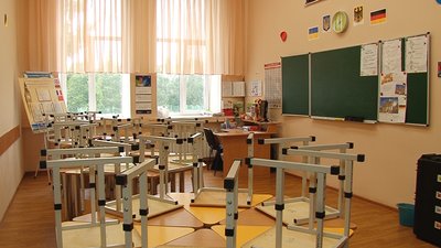Школярі із Полтавщини, які виїхали за кордон: чи можуть продовжити навчання в українських закладах