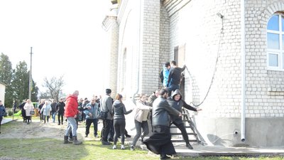 На Житомирщині парафіяни з перепалками та бійками потрапили до церкви