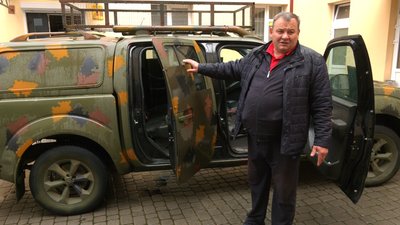 Родина з Прикарпаття придбала авто на фронт для бригади, в якій служить син Родина з Прикарпаття придбала авто на фронт для бригади, в якій служить син