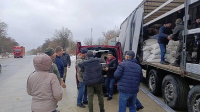 Волонтери вантажать фуру з допомогою Волонтери вантажать фуру з допомогою