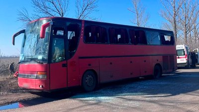 Пошкоджений автобус внаслідок удару по ньому на дорозі поблизу Нової Олександрівки