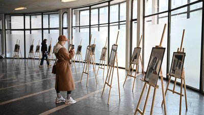 На станції метро "Золоті Ворота" відкрилась фотовиставка "Бути собі ціллю"