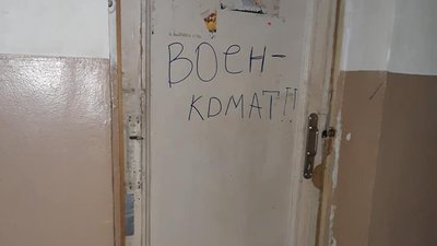 Експолітв’язень Сенцов став на облік у військкоматі Експолітв’язень Сенцов став на облік у військкоматі