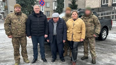 У Кременчуці передкали автівку військовим
