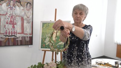 З фруктів і квітів: черкащанка створює незвичайні прикраси З фруктів і квітів: черкащанка створює незвичайні прикраси