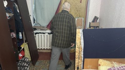 Тиждень після обстрілу. Як живуть херсонці, у подвір’я яких влучила російська ракета Тиждень після обстрілу. Як живуть херсонці, у подвір’я яких влучила російська ракета