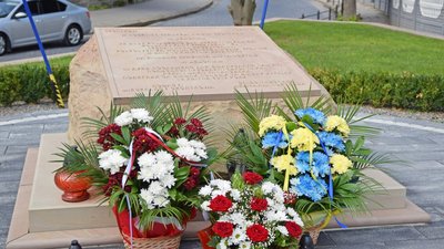 Гранітна плита на честь польського подружжя Качинських