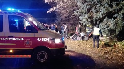 В Івано-Франківську пасажирський автобус в'їхав у дерево. Усіх пасажирів госпіталізували до лікарні В Івано-Франківську пасажирський автобус в'їхав у дерево. Усіх пасажирів госпіталізували до лікарні