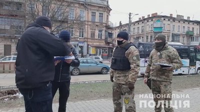 Біля одеського вокзалу затримали чоловіка з гранатою
