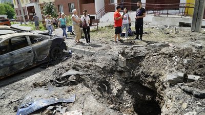 На місці нічного обстрілу Салтівки у Харкові сапери вилучили уламки "Урагану", що не розірвалися На місці нічного обстрілу Салтівки у Харкові сапери вилучили уламки "Урагану", що не розірвалися