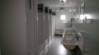 Збирають меблі, та проводять воду: у Новоселівці завершують встановлення модульного містечка Збирають меблі, та проводять воду: у Новоселівці завершують встановлення модульного містечка