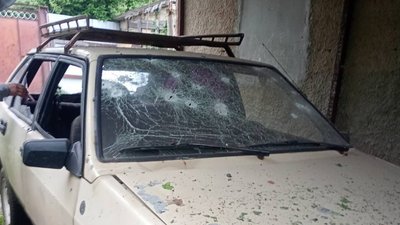 Пошкоджений внаслідок влучання FPV-дрона автомобіль у Слатиному, 4 червня 2026 року
