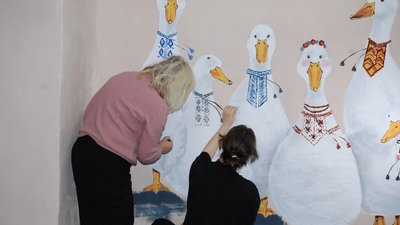 Вихованці закладів позашкільної освіти Дніпра розмальовують стіни сховищ Вихованці закладів позашкільної освіти Дніпра розмальовують стіни сховищ