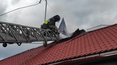 "Було багато штучних квітів". Рятувальники розповіли деталі пожежі у центрі Франківська "Було багато штучних квітів". Рятувальники розповіли деталі пожежі у центрі Франківська
