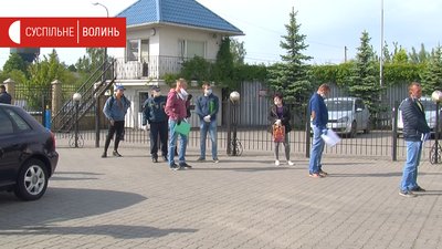 "Їдуть на трускавки і лохину". Щодня майже 200 волинян хочуть поїхати до Польщі "Їдуть на трускавки і лохину". Щодня майже 200 волинян хочуть поїхати до Польщі