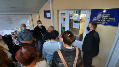 Біля Луцького центру надання адмінпослуг щоранку утворюється черга. У чому причина Біля Луцького центру надання адмінпослуг щоранку утворюється черга. У чому причина
