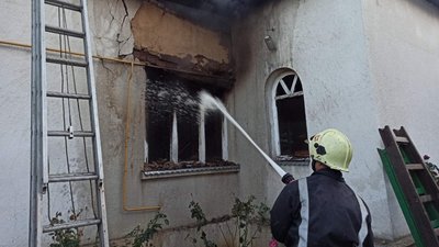 На Закарпатті сталася пожежа в приватному будинку. Власник оселі опинився в лікарні