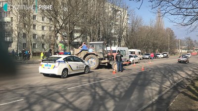У Рівному на проспекті Генерала Безручка зіткнулись бус із трактором У Рівному на проспекті Генерала Безручка зіткнулись бус із трактором