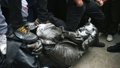 Жителі Брістоля знесли з п'єдесталу статую рабовласника Жителі Брістоля знесли з п'єдесталу статую рабовласника