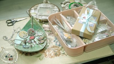 "Мікровишивка — це ювелірна робота". Вінничанка вишиває прикраси в австрійській техніці