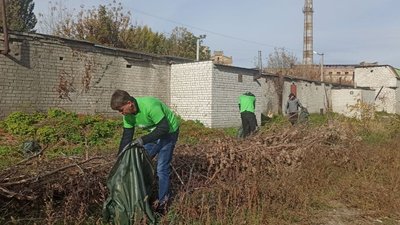 Прибирали сміття на пляжі у Черкасах Прибирали сміття на пляжі у Черкасах