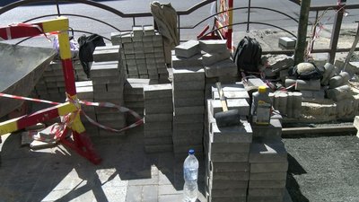 У Луцьку після пориву на мережі комунальники повторно вкладають бруківку