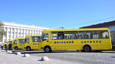 Закарпаття отримало 25 шкільних автобусів