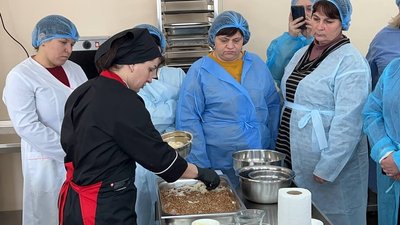 На Полтавщині шкільних кухарів вчать готовити нові страви На Полтавщині шкільних кухарів вчать готовити нові страви
