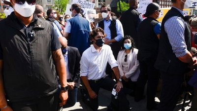 Трюдо став на коліно під час антирасистських протестів через загибель Флойда