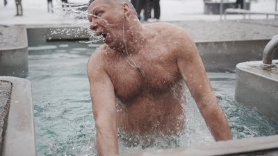 Чоловік у купелі в Саржиному яру в Харкові