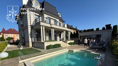 Будинок із басейном, який фігурує у слідстві щодо ймовірного збагачення посадовця
