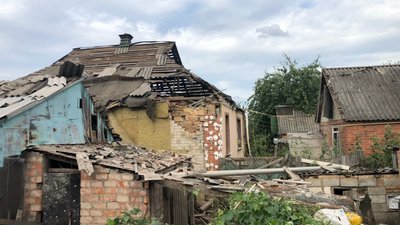 Обстріл Золочева 13 липня: пошкоджені дев'ять будинків, знищений гараж та вантажівка Обстріл Золочева 13 липня: пошкоджені дев'ять будинків, знищений гараж та вантажівка