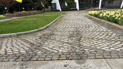 Наруга над державним символом: на Вінниччині чоловік витер руки прапором України Наруга над державним символом: на Вінниччині чоловік витер руки прапором України