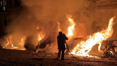 Рятувальник гасить загоряння в Шевченківському районі Харкова після влучання «Бандеролі»