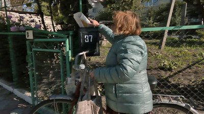 Волинська листоноша розповіла про робочі будні, собак і велосипед Волинська листоноша розповіла про робочі будні, собак і велосипед