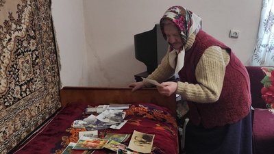 Жителька Тернопільщини в'яже шкарпетки для українських бійців Жителька Тернопільщини в'яже шкарпетки для українських бійців