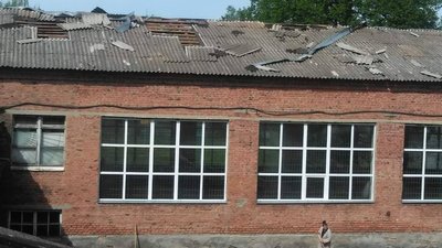 Зірваний дах та повалені дерева – наслідки шквального вітру у Шостці та районах