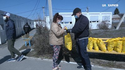 Переселенцям у модульному містечку в Харкові передали продуктові набори