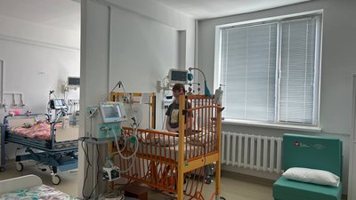 бдагодійники, дитяча лікарня, ліжка-трансформери, волонтери, діти