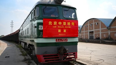 Вантажний китайський поїзд