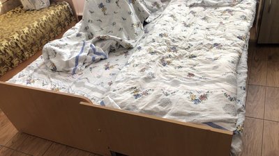 У деяких кімнатах інтернату, через брак місця, ліжка доводиться ставити поруч одне з одним, а підопічним спати - обличчям до обличчя. Фото: Офіс Уповноваженого ВРУ з прав людюдини.