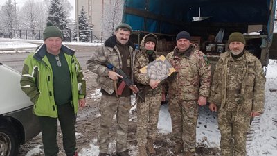 Волонтери з Тернопільщини передали військовим автомобіль