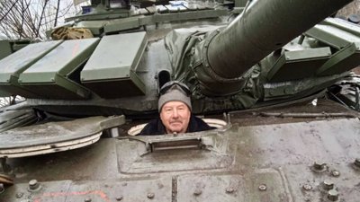 Пенсіонеру з Сумщини вручили медаль за захоплення російського танка Пенсіонеру з Сумщини вручили медаль за захоплення російського танка